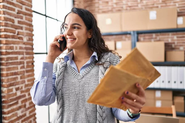 Jovem Hispânico Mulher Comércio Eletrônico Empresário Falando Smartphone Escritório — Fotografia de Stock