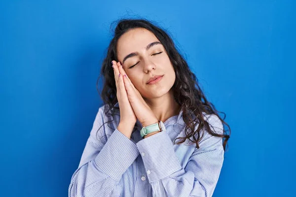 Young Brunette Woman Standing Blue Background Sleeping Tired Dreaming Posing — Φωτογραφία Αρχείου