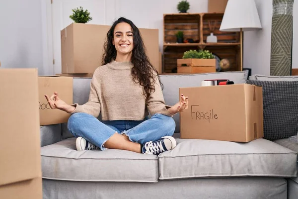 Junge Hispanische Frau Macht Yoga Neuen Zuhause Auf Dem Sofa — Stockfoto