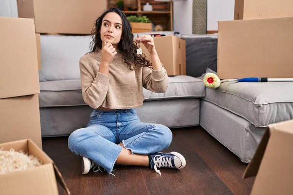Young Brunette Woman Sitting Floor New Home Holding Keys Serious — Fotografia de Stock