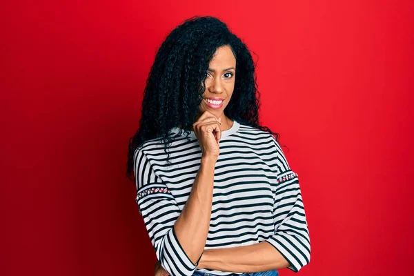 Mulher Afro Americana Meia Idade Vestindo Roupas Casuais Sorrindo Olhando — Fotografia de Stock