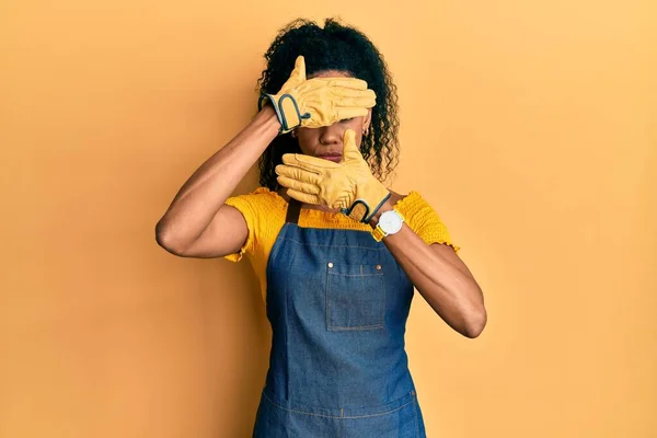 Middle Age African American Woman Wearing Professional Apron Covering Eyes — Stockfoto