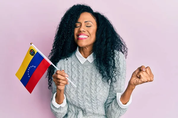 Middle Age African American Woman Holding Venezuelan Flag Screaming Proud — Stockfoto