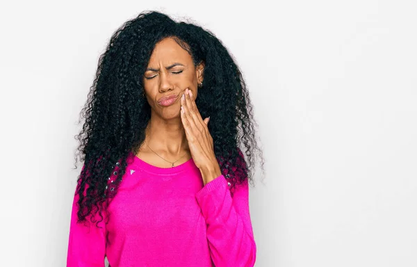 Medelålders Afrikansk Amerikansk Kvinna Bär Casual Kläder Röra Munnen Med — Stockfoto
