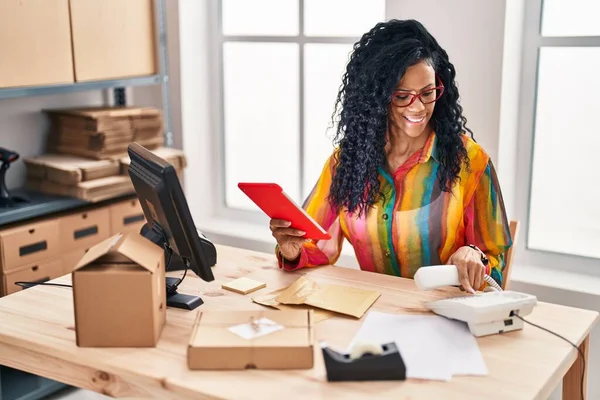African American Γυναίκα Ηλεκτρονικού Εμπορίου Εργαζόμενος Επιχειρήσεων Χρησιμοποιώντας Touchpad Μιλάμε — Φωτογραφία Αρχείου