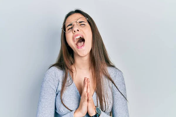 Giovane Adolescente Bruna Indossa Maglione Casual Occhiali Mendicare Pregare Con — Foto Stock