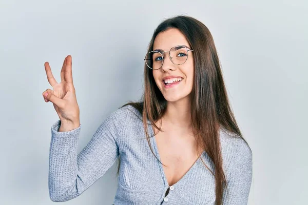 Joven Adolescente Morena Vistiendo Suéter Casual Gafas Mostrando Apuntando Hacia —  Fotos de Stock