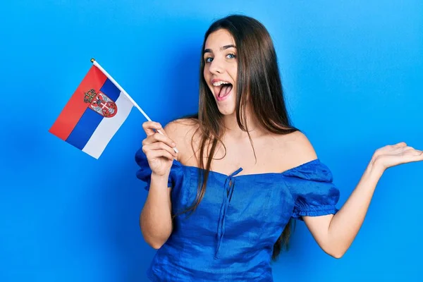 Junge Brünette Teenager Mit Serbischer Fahne Feiern Errungenschaften Mit Glücklichem — Stockfoto