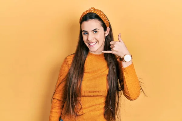 Junge Brünette Teenager Legerem Gelben Pullover Lächeln Und Machen Handygesten — Stockfoto