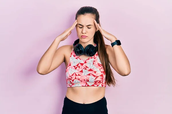 Joven Adolescente Morena Usando Ropa Gimnasio Usando Auriculares Con Mano —  Fotos de Stock