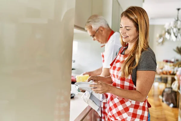 Orta Yaşlı Spanyol Çift Gülümsüyor Mutfakta Bulaşık Yıkıyorlar — Stok fotoğraf