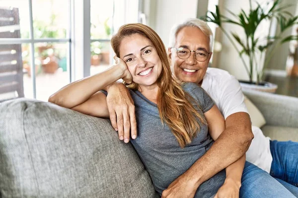 Orta Yaşlı Spanyol Çift Mutlu Bir Şekilde Gülümsüyor Evdeki Kanepede — Stok fotoğraf