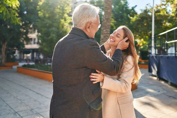 Edad Media Hombre Mujer Pareja Abrazándose Pie Parque —  Fotos de Stock