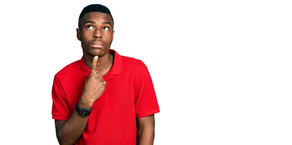 Hombre Afroamericano Joven Con Camiseta Roja Casual Pensando Concentrado Duda —  Fotos de Stock