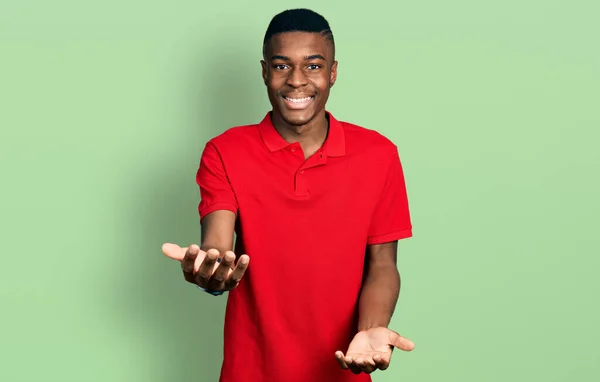 Jovem Afro Americano Vestindo Casual Camiseta Vermelha Sorrindo Alegre Com — Fotografia de Stock