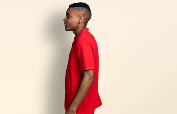 Jovem Afro Americano Vestindo Camisa Vermelha Casual Olhando Para Lado — Fotografia de Stock