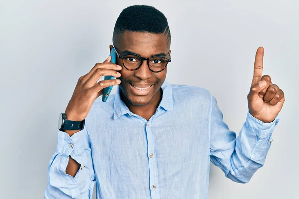 Mladý Africký Američan Vede Rozhovor Smartphonu Úsměvem Nápadem Nebo Otázkou — Stock fotografie