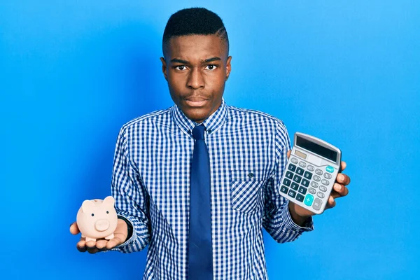 Jovem Afro Americano Calculando Economias Dinheiro Cético Nervoso Franzindo Testa — Fotografia de Stock