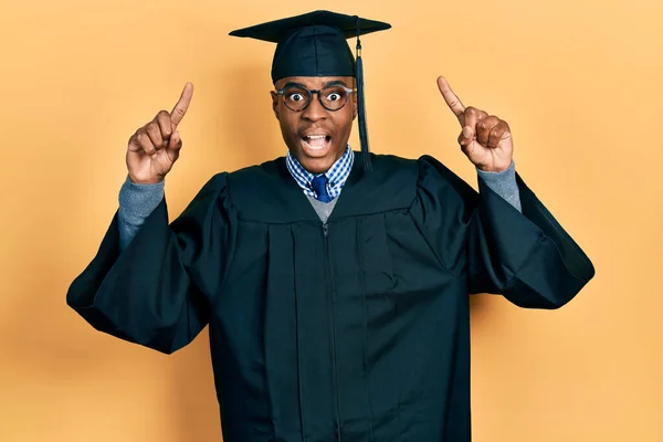 Молодий Афроамериканець Одягнений Випускний Кашкет Обрядовий Одяг Посміхається Враженим Здивованим — стокове фото