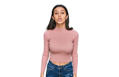 Gündelik kıyafetler giyen genç İspanyol kız dudaklarıyla balık suratı yapıyor, çılgınca ve komik bir jest. Komik ifade. 