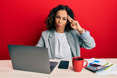 Ofiste çalışan orta yaşlı güzel bir kadın bir fincan kahve içerek kendini vuruyor ve kendini ve parmaklarını silah gibi havaya kaldırarak öldürüyor. İntihar jesti.. 