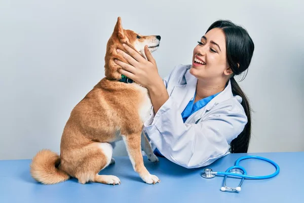 Tierärztin Uniform Der Klinik Umarmt Hund Mit Liebe — Stockfoto