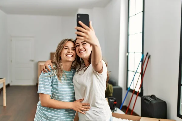 Mladý Pár Usměvavý Šťastný Aby Selfie Smartphonu Novém Domově — Stock fotografie
