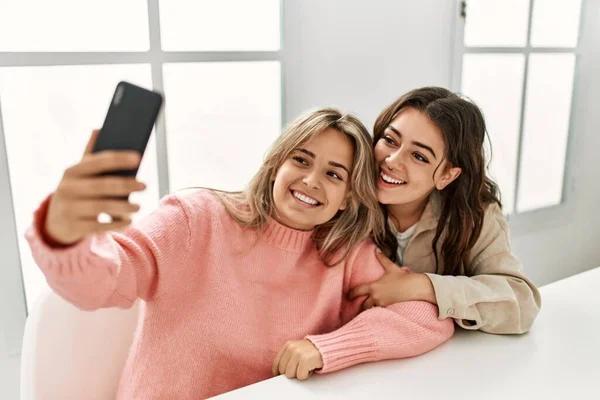 Jong Paar Glimlachen Gelukkig Maken Selfie Door Smartphone Thuis — Stockfoto