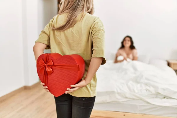 Młoda Kobieta Zaskakuje Swoją Dziewczynę Walentynkowym Prezentem Sypialni — Zdjęcie stockowe