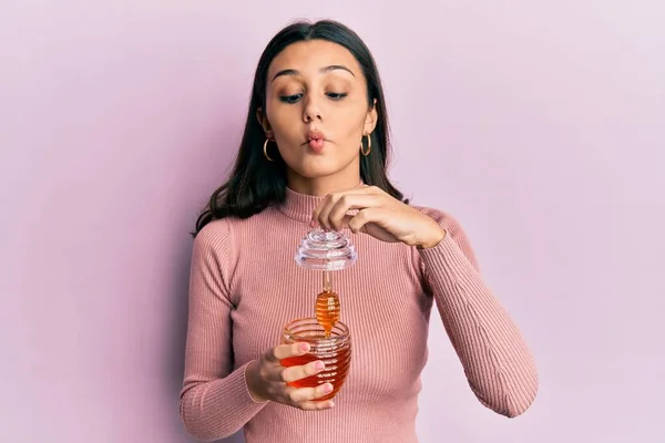Jonge Hispanic Vrouw Met Honing Het Maken Van Vis Gezicht — Stockfoto