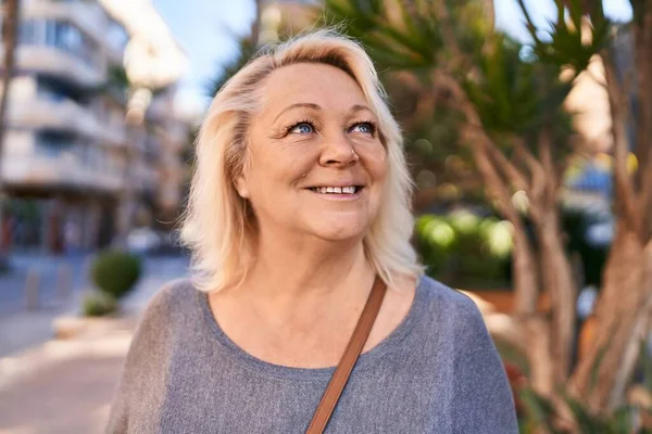 Mujer Rubia Mediana Edad Sonriendo Confiada Pie Parque —  Fotos de Stock