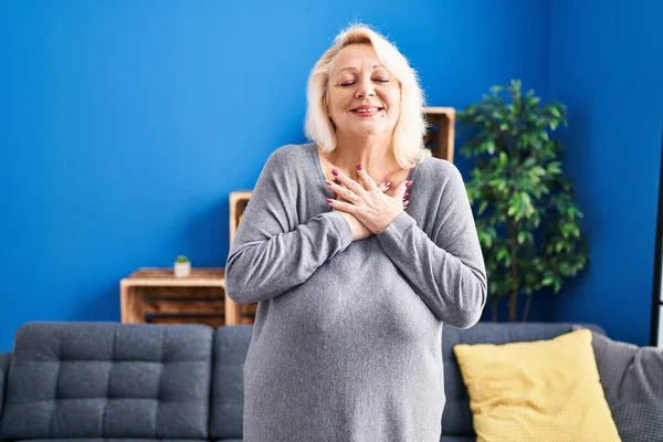 Blonde Frau Mittleren Alters Lächelt Hause Selbstbewusst Mit Den Händen — Stockfoto