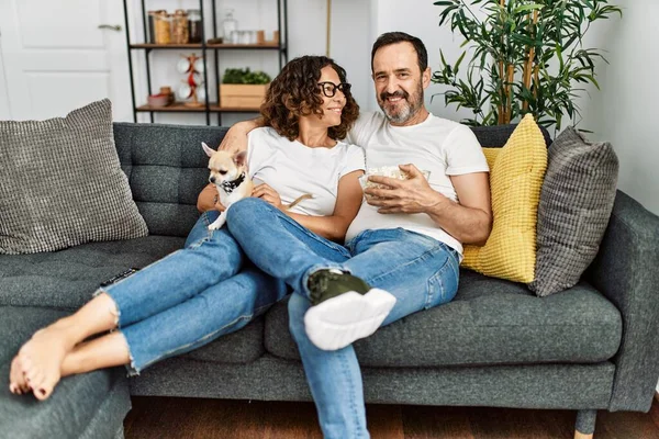 Pareja Hispana Mediana Edad Viendo Películas Comiendo Palomitas Maíz Sentada —  Fotos de Stock