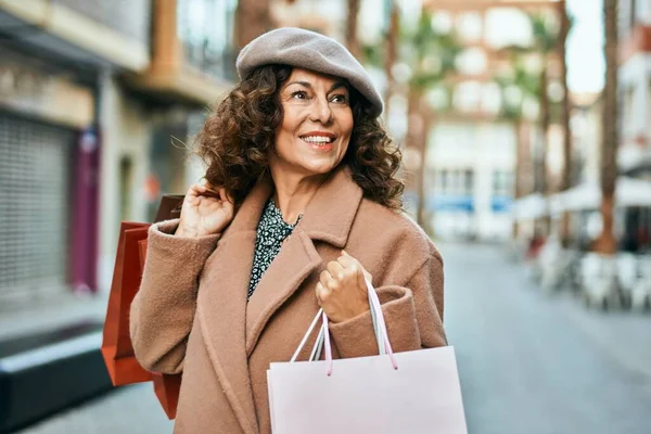 Mujer Hispana Mediana Edad Sonriendo Compras Felices Ciudad — Foto de Stock