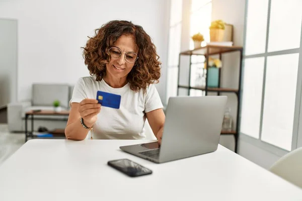 Mulher Hispânica Meia Idade Usando Laptop Segurando Cartão Crédito Casa — Fotografia de Stock