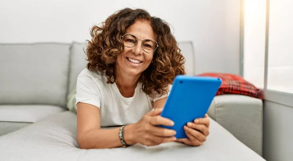 Middle Age Hispanic Woman Smiling Confident Using Touchpad Home — ストック写真