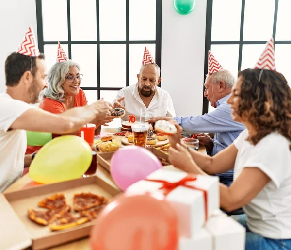 Bir Grup Orta Yaşlı Arkadaş Gülümseyerek Evde Doğum Gününü Kutluyor — Stok fotoğraf