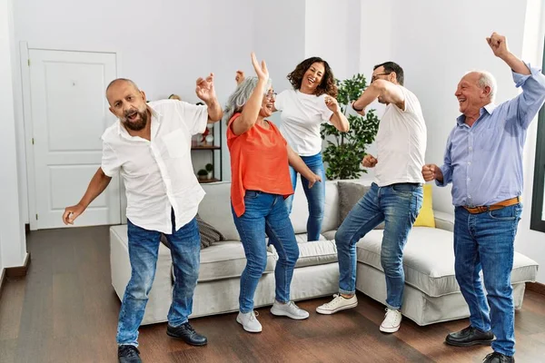 Bir grup orta yaşlı arkadaş evde dans ediyor..