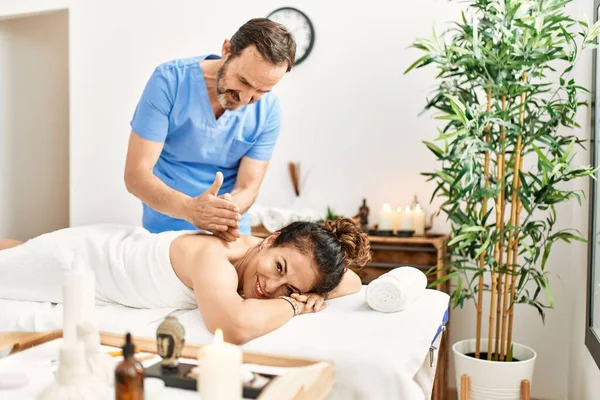 Medelålders Man Och Kvinna Bär Terapeut Uniform Med Ryggmassage Session — Stockfoto