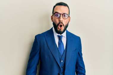 Sakallı, takım elbiseli, kravatlı, korkmuş ve şok olmuş genç bir adam.. 