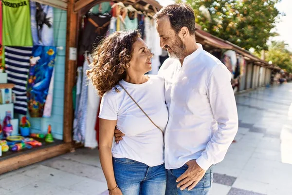 Middle Age Hispanic Couple Smiling Happy Hugging City — стоковое фото