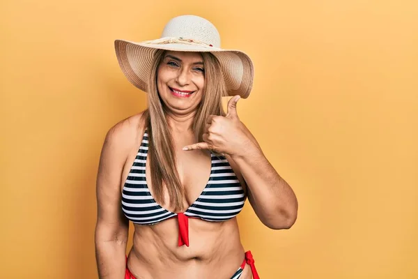 Mujer Hispana Mediana Edad Vistiendo Bikini Sombrero Verano Sonriendo Haciendo — Foto de Stock