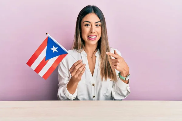 Jovem Hispânica Segurando Bandeira Porto Rico Sentado Mesa Sorrindo Feliz — Fotografia de Stock