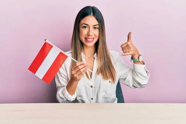 Junge Hispanische Frau Mit Österreich Fahne Auf Dem Tisch Glücklich — Stockfoto