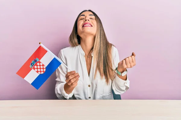 Junge Hispanische Frau Mit Kroatischer Fahne Auf Dem Tisch Die — Stockfoto