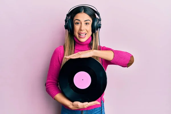 Ung Latinamerikansk Kvinna Lyssnar Musik Med Hörlurar Håller Vinyl Skiva — Stockfoto
