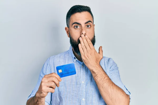 Νεαρός Ισπανόφωνος Πιστωτική Κάρτα Καλύπτει Στόμα Χέρι Σοκαρισμένος Και Φοβισμένος — Φωτογραφία Αρχείου