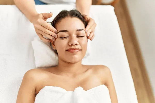 Giovane Donna Latina Rilassata Con Massaggio Facciale Centro Bellezza — Foto Stock