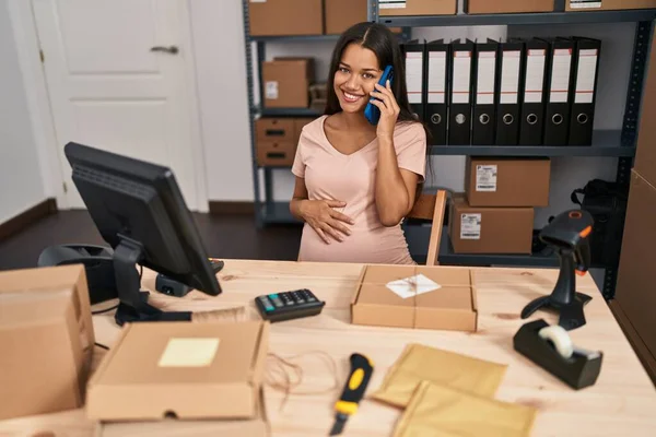 Young Latin Woman Pregnant Business Worker Talking Smartphone Office — Stock Photo, Image