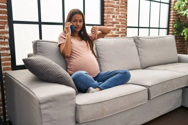 Mladá Těhotná Žena Vede Rozhovor Smartphonu Rozzlobeným Obličejem Negativní Znamení — Stock fotografie